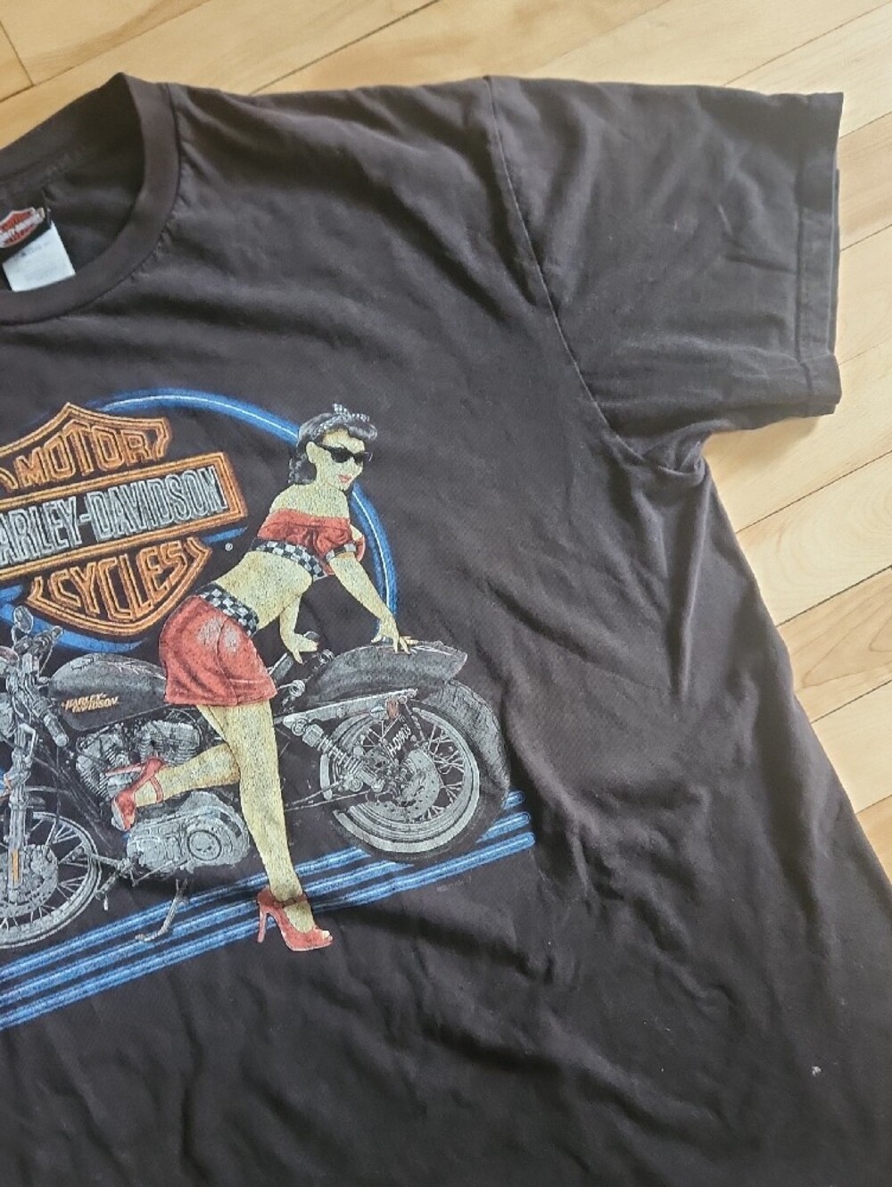 Harley-Davidson Black Tee with Red Pin-Up Graphic - Picture 4 of 12